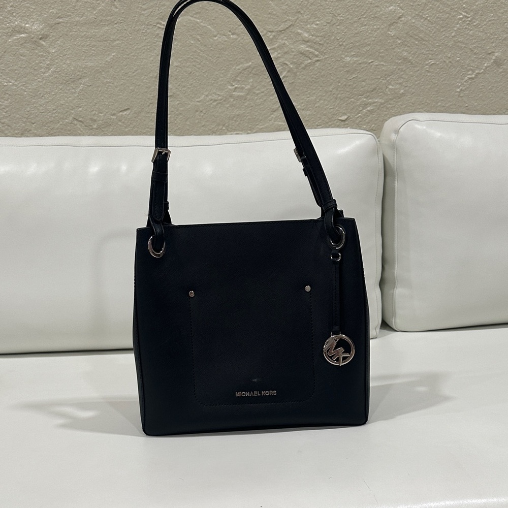 Michael Kors Elegant Black Shoulder Bag